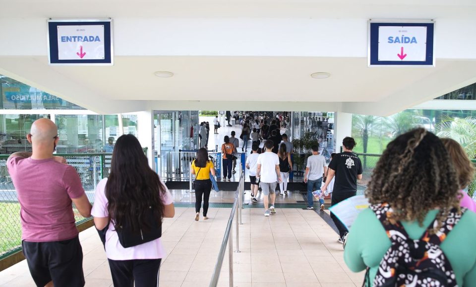 Participantes do Exame Nacional do Ensino Médio (Enem) 2021 fazem, neste domingo (28), segundo dia de avaliação, provas de matemática e de ciência da natureza.