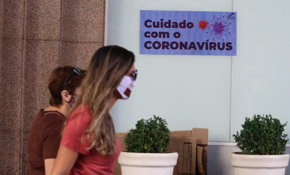 Movimentacao de pessoas usando mascaras para prevencao do Coronavirus no centro de Curitiba nesta segunda-feira(18). Curitiba - 18/05/2020 - Foto: Geraldo Bubniak/AEN