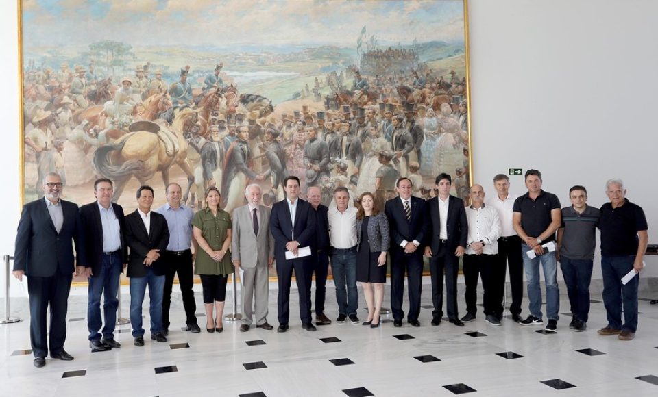 O governador Carlos Massa Ratinho Junior reúne-se com a bancada de deputados federais do Paraná, em Curitiba. 

Curitiba, 27-01-20

Foto: Arnaldo Alves / AEN.