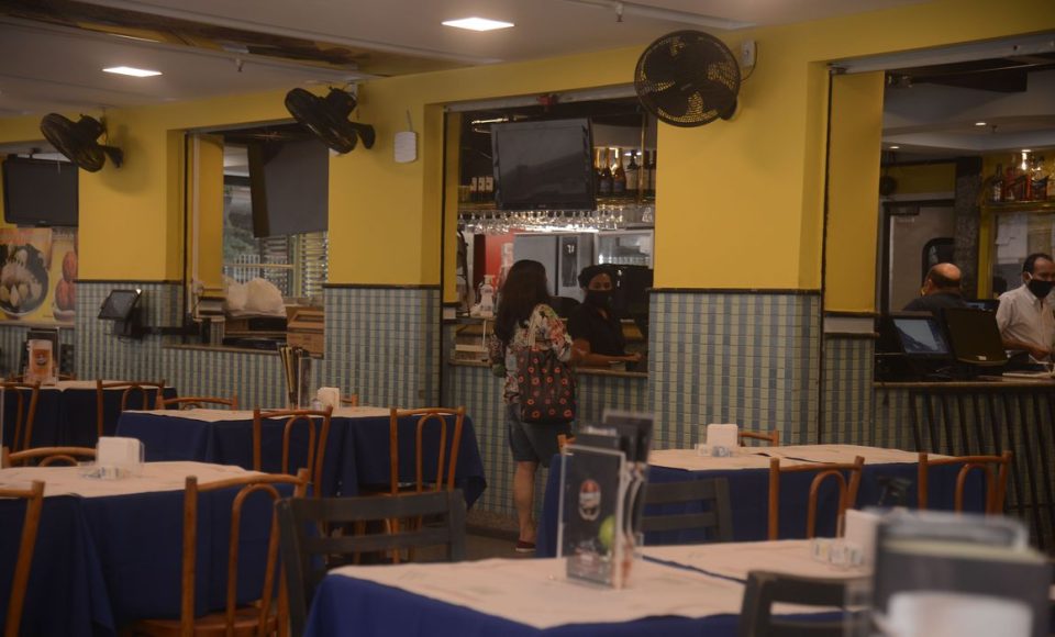 Lanchonetes, bares e restaurates do Rio de Janeiro reabrem hoje(2) com restrição de horário, lotação e distância entre mesas.