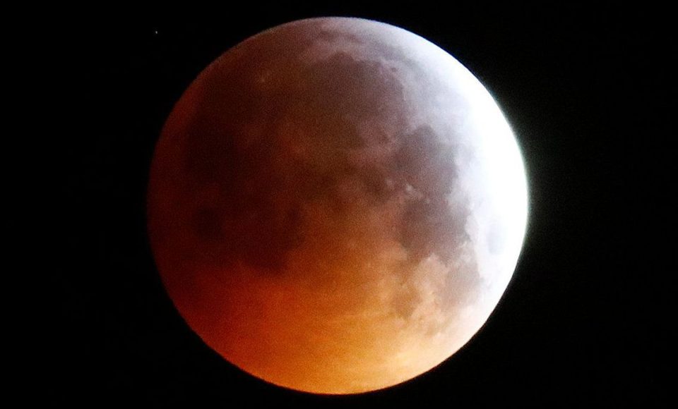 O fenômeno começou por volta da 1h30 de hoje, quando a Lua começou a entrar na sombra da Terra e teve início o eclipse parcial.