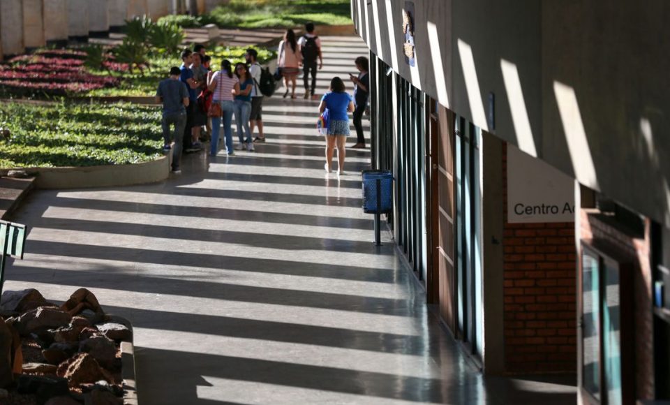 Brasília - Incluída no rodízio de abastecimento do DF, a Universidade de Brasília (UnB) está tomando medidas para reduzir o consumo de água, a instituição chegou a adiar o início das aulas no principal campus da instituição em função do racionamento (Fabio Rodrigues Pozzebom/Agência Brasil)