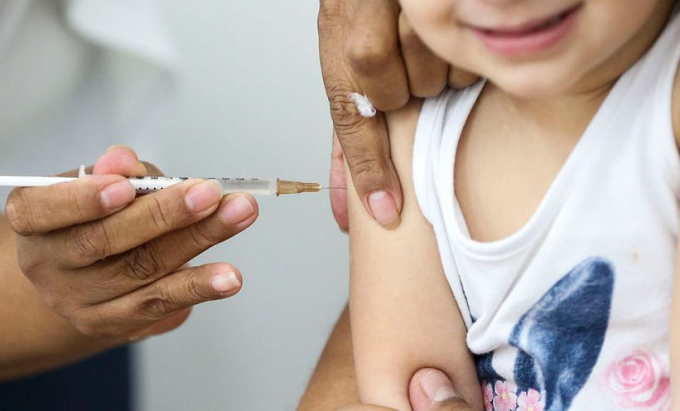 SARAMPO – Este ano a campanha de vacinação contra o Sarampo está sendo realizada junto com a vacinação da gripe, reforçando a necessidade da prevenção tanto contra os vírus respiratórios, quanto para doenças que já foram erradicadas - Curitiba, 26/04/2022