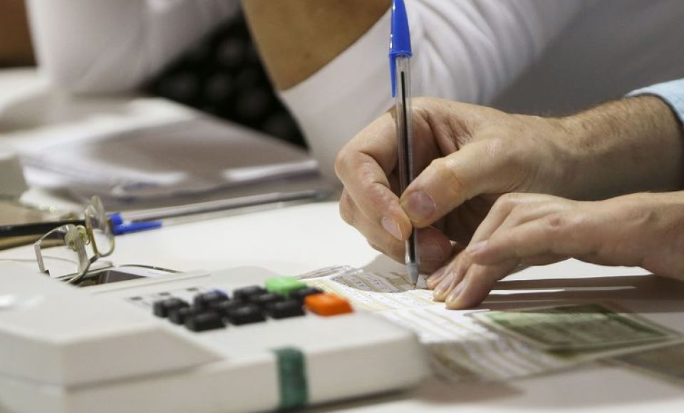 Eleitores justificam a ausência na votação em posto montado em shopping de Brasília.