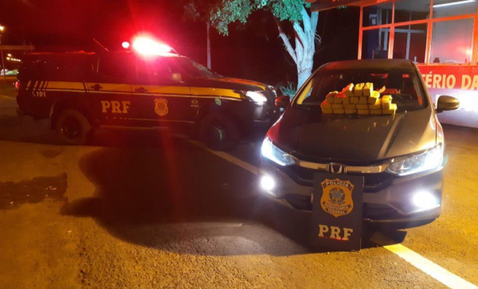 A droga e o Honda apreendidos pela polícia (Foto: Divulgação/PRF)