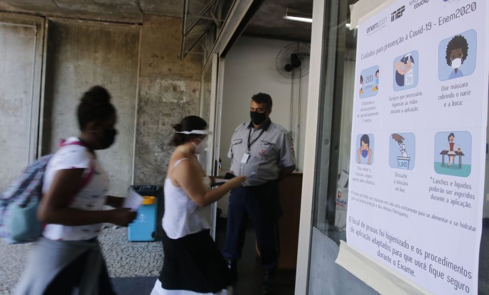 Entrada dos candidatos para o primeiro dia de provas do Exame Nacional do Ensino Médio (Enem) 2020, na Universidade Estadual do Rio de Janeiro(UERJ), na zona norte do Rio.