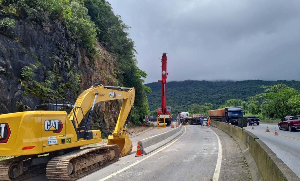 Guindaste do DER chega à BR-277 para obra emergencial no Litoral  -