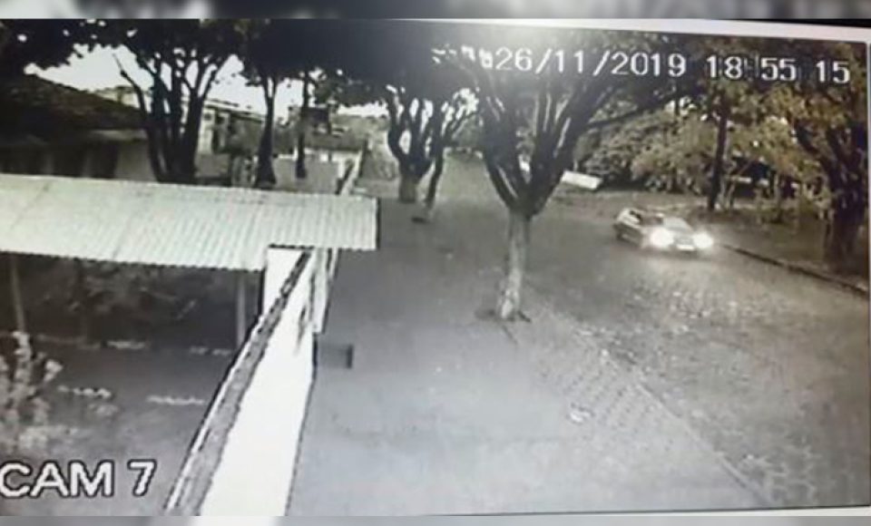 Imagem mostra um dos veículos da família saindo da residência. Foto - Divulgação