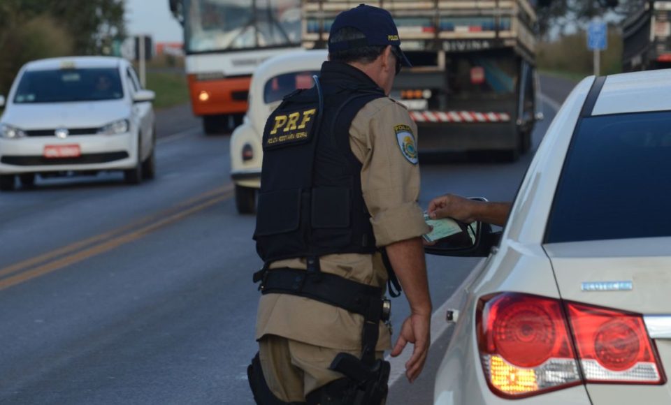 PRF intensifica fiscalização de condutas imprudentes no quilometro trinta e cinco da BR-040 (Marcello Casal Jr/Agência Brasil)