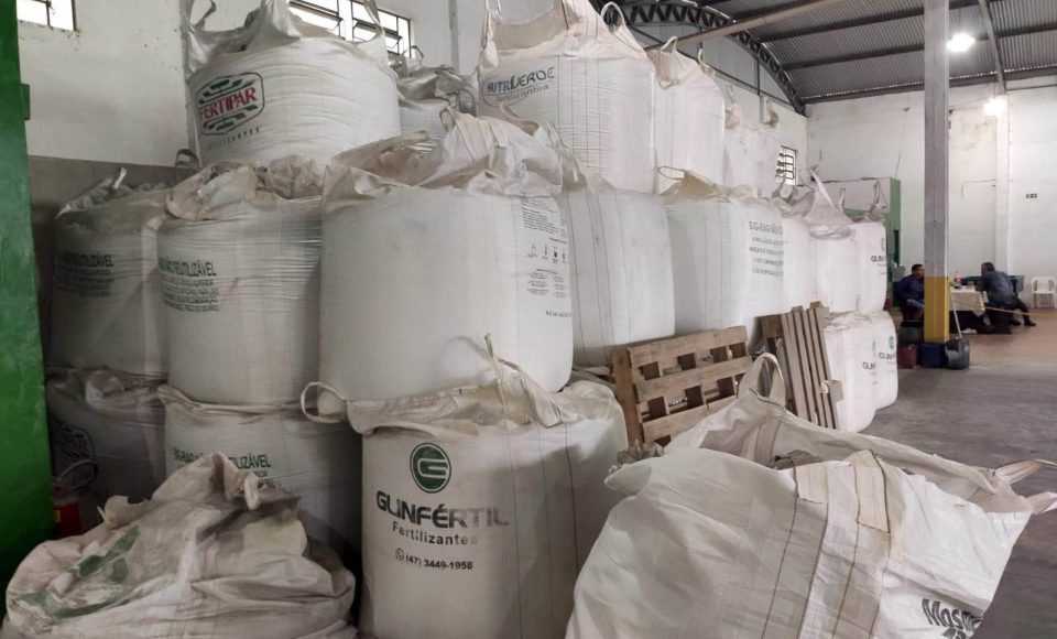 PCPR apreende 111 toneladas de fertilizantes de origem ilícita avaliada em R$ 1,7 milhões em Colombo  -  Curitiba, 06/10/2021  -  Foto: PCPR