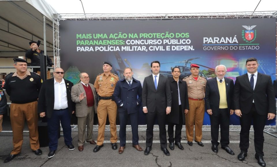 O Governador Carlos Massa Ratinho Junior autoriza nesta quarta-feira (04) a realização de concurso público e contratação de profissionais para a Polícia Militar, Polícia Civil e Departamento Penitenciário (Depen). Participaram do evento: os secretários, de Segurança, cel. Romulo Marinho Soares; da Casa Civil, Guto Silva; comandante geral da PMPR, cel. Péricles de Matos; delegado geral da Polícia Civil do Paraná, Silvio Jacob Rockembach; 
Curitiba, 04-09-19.
Foto: Arnaldo Alves / AEN