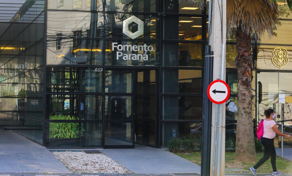 Atendimento na sede da Fomento Paraná em Curitiba. Foto: Geraldo Bubniak/AEN