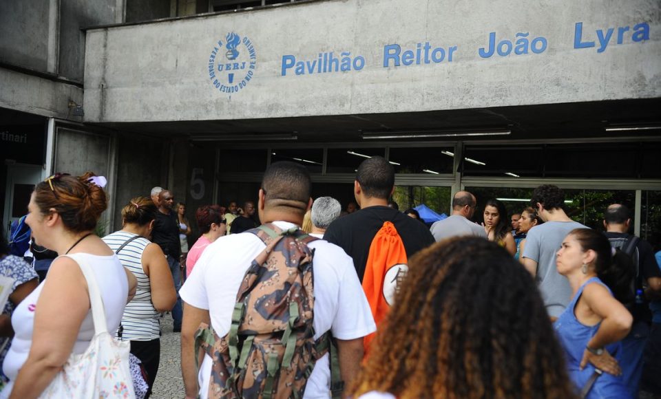 Estudantes chegam à UERJ para realização do primeiro dia de provas do Enem 2014 (Tomaz Silva/Agência Brasil)