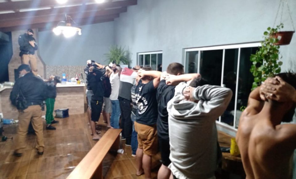 Uma festa rave, com aproximadamente 70 pessoas, que ocorria numa chácara na área rural de Guarapuava (PR), foi encerrada durante fiscalização do 16º Batalhão de Polícia Militar (16º BPM) e de agentes da prefeitura, da noite deste sábado (27/02). No local foram apreendidos de 351 comprimidos de ecstasy e duas garrafas de lança-perfume (loló).  Guarapuava, 27/02/2021  -  Foto: Divulgação PMPR/SESP-PR