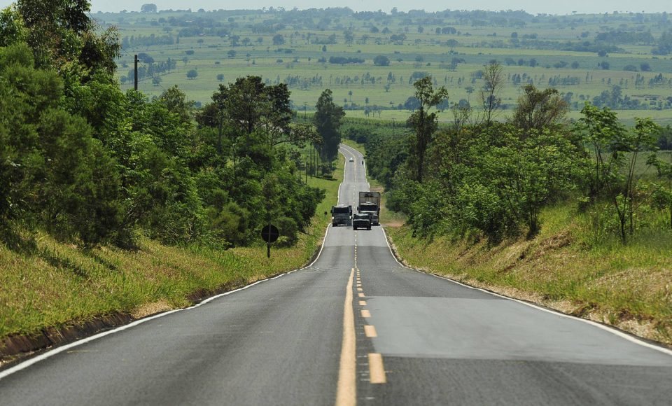 O Departamento de Estradas de Rodagem (DER-PR), órgão do Governo do Estado, vinculado à Secretaria de Infraestrutura e Logística, está fazendo obras na rodovia PR-498 entre São Tomé, Japurá e o Rio Ivaí, perto de Cianorte, um dos maiores polos têxteis do Brasil. 
Foto: Ivan Bueno/SEIL