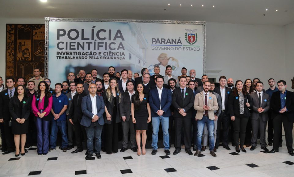O governador Carlos Massa Ratinho Júnior dá posse nesta segunda-feira (22) a mais de 90 peritos oficiais, no Palácio Iguaçu. Os profissionais integrarão o efetivo da Polícia Científica do Paraná e, após formação, serão distribuídos no Estado, conforme a necessidade. Curitiba, 22/07/2019 -Foto: Geraldo Bubniak/ANPr