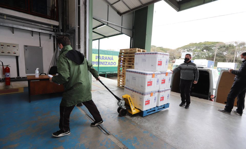 Novo lote de 57.600 da CoronaVac  chegam  no Centro de Medicamentos do Paraná (Cemepar), em Curitiba, na manha desta quarta-feira (4).  
Foto: Geraldo Bubniak/AEN