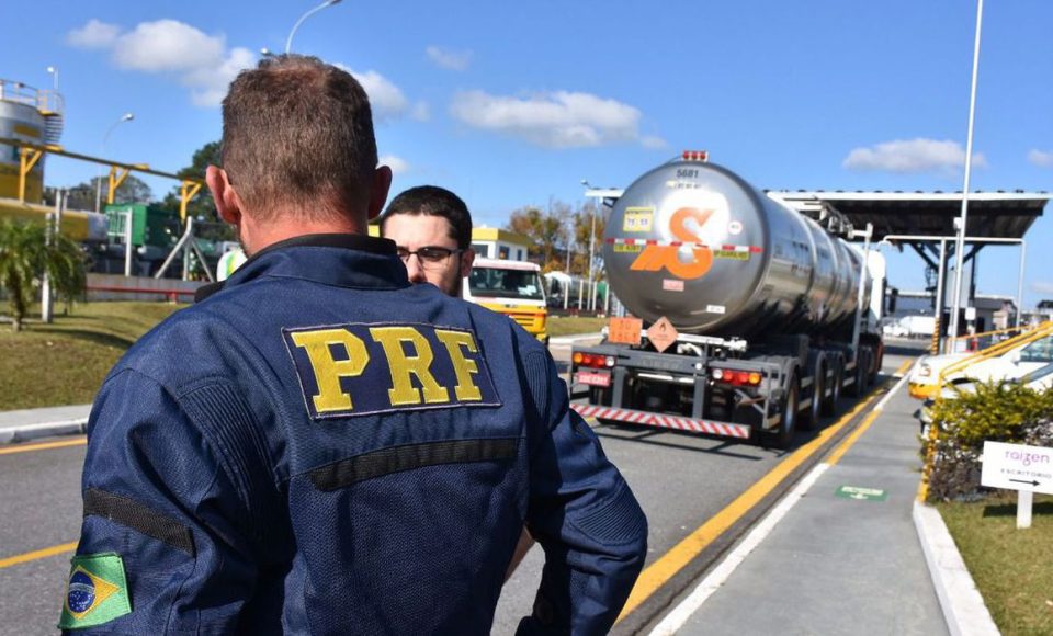 Equipes da Polícia Rodoviária Federal (PRF) escoltam uma carga de combustível para aviação desde a Refinaria da Petrobras em Araucária (PR) até o Aeroporto Internacional Afonso Pena, em São José dos Pinhais (PR).