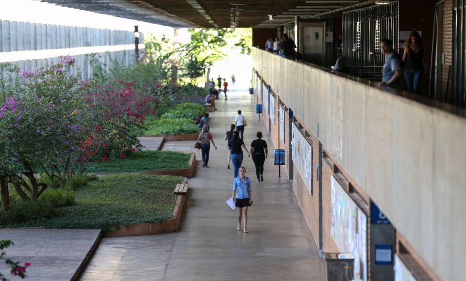 Brasília - Incluída no rodízio de abastecimento do DF, a Universidade de Brasília (UnB) está tomando medidas para reduzir o consumo de água, a instituição chegou a adiar o início das aulas no principal campus da instituição em função do racionamento (Fabio Rodrigues Pozzebom/Agência Brasil)