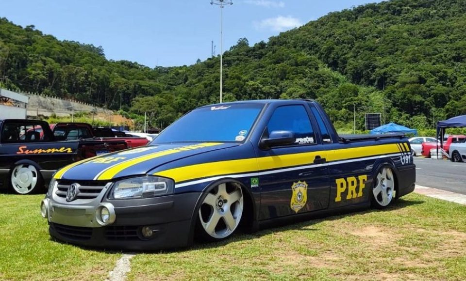 Saveiro rebaixada caracterizada como viatura da PRF foi apreendida. Foto: Divulgação/PRF.