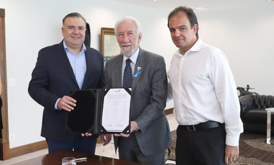 O governador em exercício Darci Piana repassa recursos a entidades sociais que atendem crianças e adolescentes e, pessoas com deficiência. Participaram: secretário da Justiça, Família e Trabalho, Ney Leprevost; diretor do Departamento de Apoio a Pessoa com Deficiência e de Políticas Públicas para Acessibilidade da SEJUF, Felipe Braga Côrtes; pres. Do Instituto Educacional Duque de Caxias, Alcides Madalozzo; entre outros.
Curitiba, 19-11-19.
Foto: Arnaldo Alves / AEN.