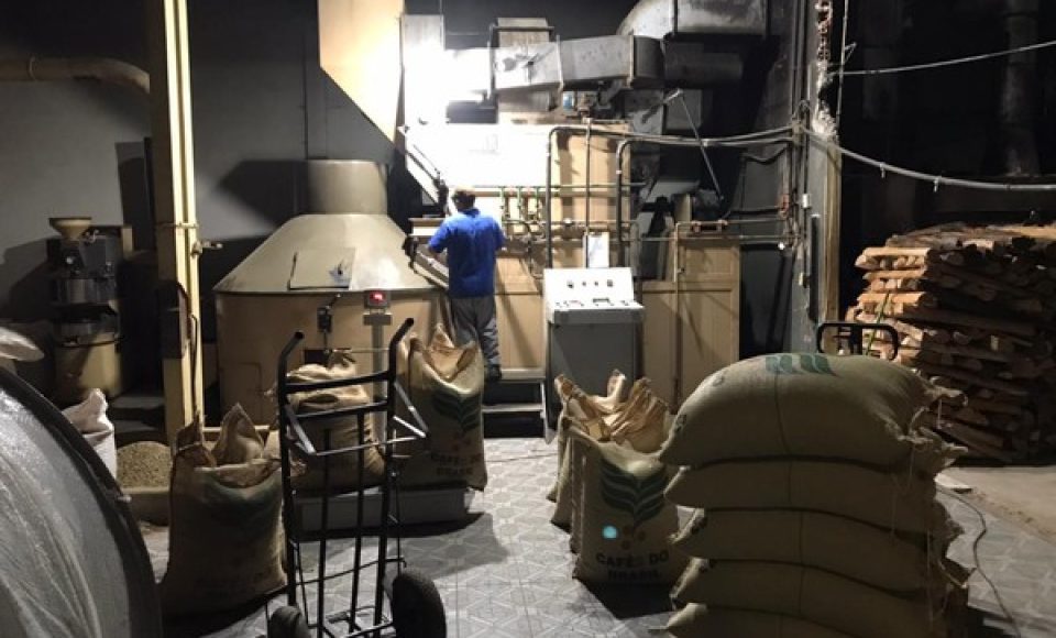 Agentes cumprem mandados de busca e apreensão — Foto: Receita Federal