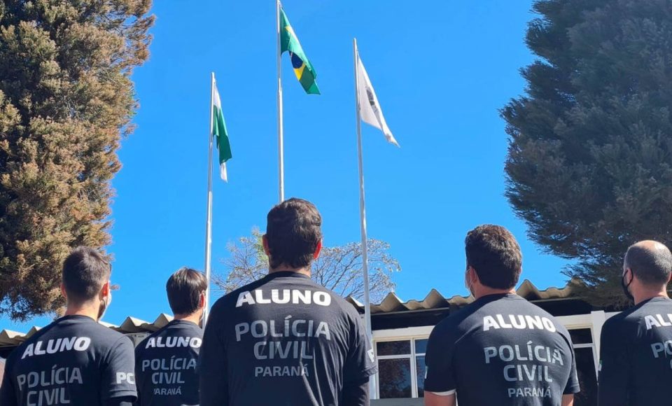A Polícia Civil do Paraná (PCPR) forma, nesta quinta-feira (19), 186 novos policiais civis que vão passar a atuar nas delegacias de todo o Paraná ainda este mês. Os servidores foram aprovados nos últimos concursos públicos da instituição, os quais exigem graduação de nível superior. -  Polícia Civil