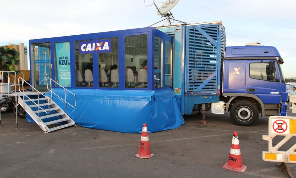 Caminhão da Caixa estacionado em frente ao shopping Conjunto Nacional faz negociação de dívidas com até 90% de desconto