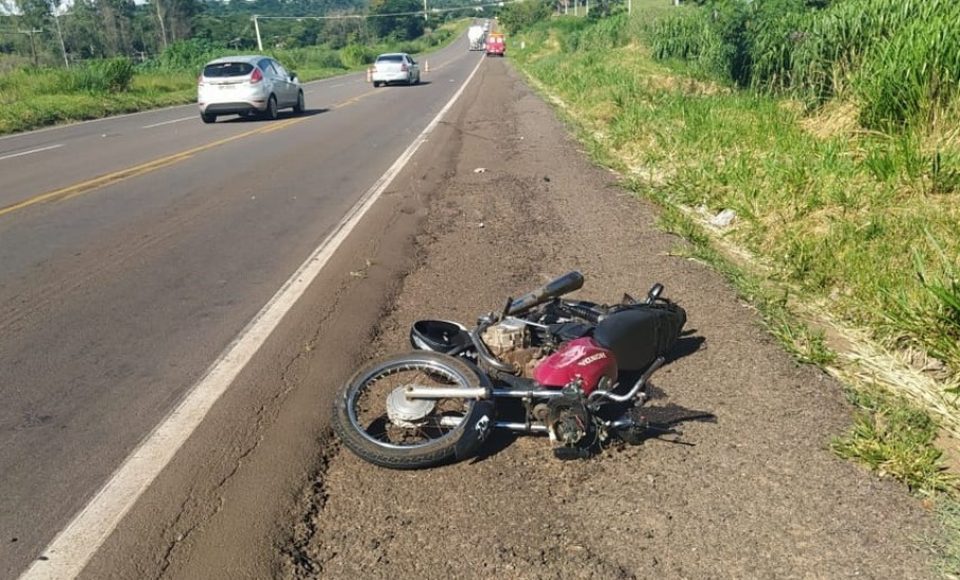 Motociclista chegou a ser atendido, mas morreu ao chegar no hospital — Foto: PRE/Divulgação