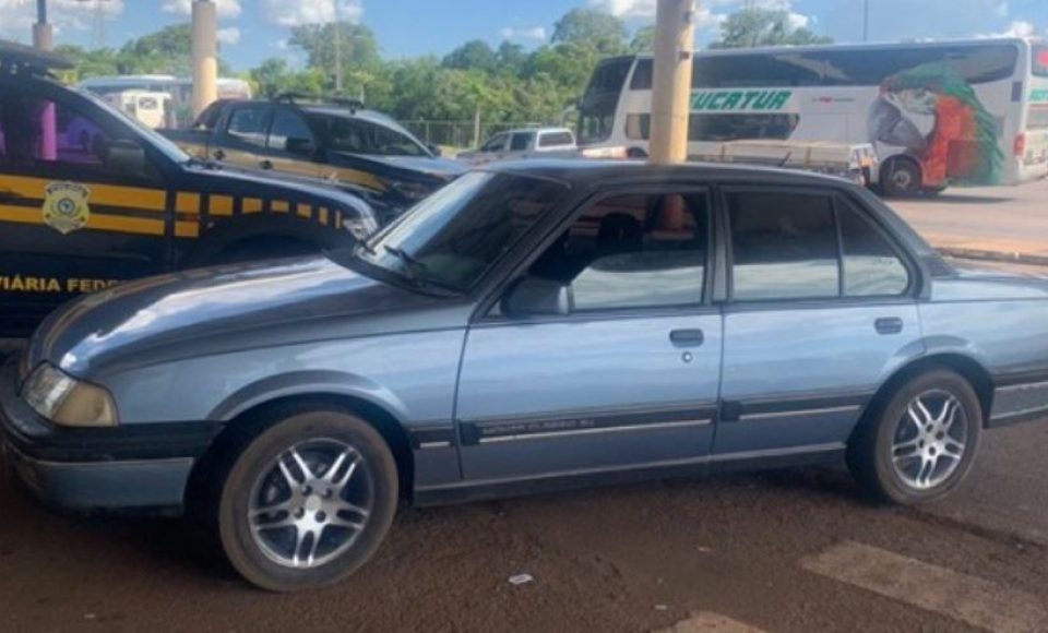Às 16 horas, outro carro, um Chevrolet Monza que havia sido roubado no último dia 24 em Umuarama