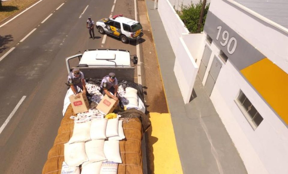 Foto: Polícia Militar Rodoviária - No caminhão com placas de Umuarama (PR), foram encontrados 300 mil maços de cigarros oriundos do Paraguai