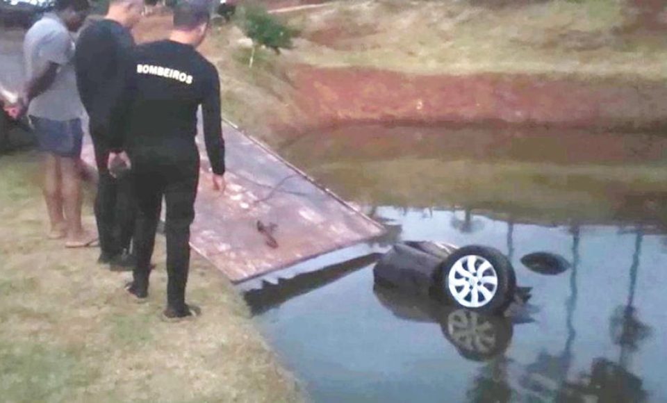 Suspeito morre após carro cair em açude durante fuga da polícia — Foto: Divulgação/PMPR