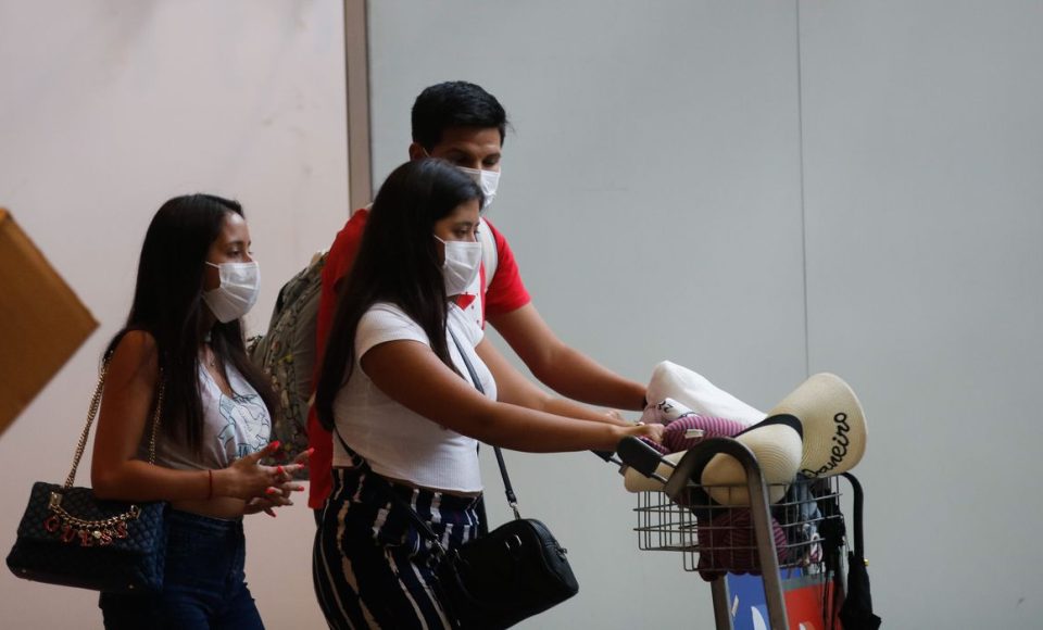 Passageiros e funcionários circulam vestindo máscaras contra o novo coronavírus (Covid-19) no Aeroporto Internacional Tom Jobim- Rio Galeão. (Fernando Frazão/Agência Brasil)