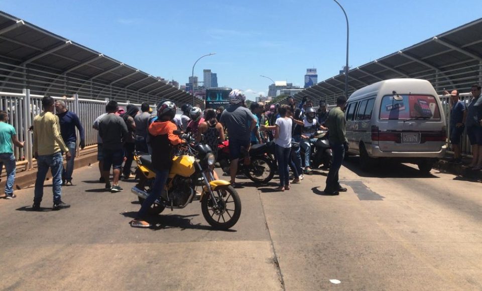 Ponte Internacional da Amizade, entre Foz do Iguaçu e Cidade do Leste, no Paraguai, é bloqueada com protesto de motociclistas — Foto: Marcos Landim/RPC
