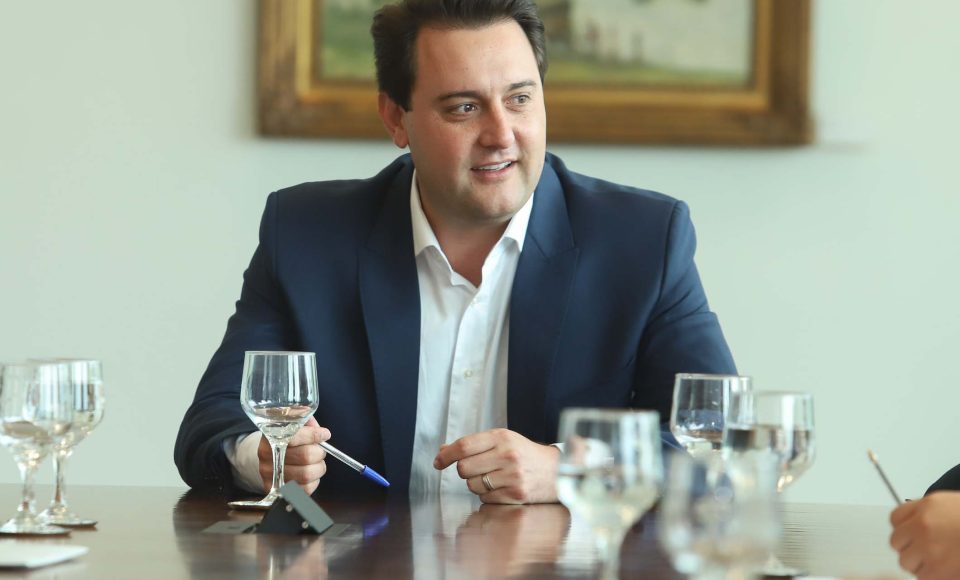 O governador Carlos Massa Ratinho Júnior recebeu em seu gabinete, no Palácio Iguaçu, o diretor executivo da Fundação Lemann, Denis Mizne e o secretário de Educação, Renato Feder.  - Curitiba, 09/01/2019  -  Foto: Rodrigo Félix Leal