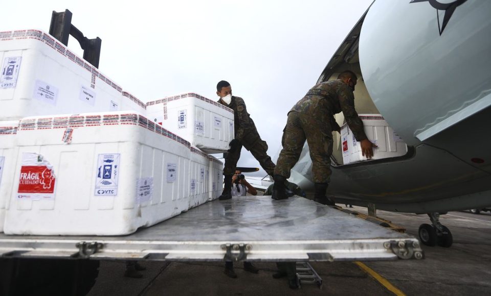 A Força Aérea Brasileira transporta vacinas contra o novo coronavírus até o município de Tabatinga para a vacinação em comunidades indígenas.