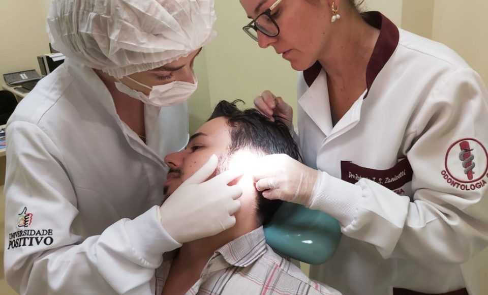 O Hospital de Reabilitação, unidade que integra o Completo Hospitalar do Trabalhador (CHT), em Curitiba, iniciou o serviço de diagnóstico, produção e manutenção de próteses faciais em janeiro de 2020. O novo serviço oferece atendimento para pacientes que possuem algum tipo de tipo de anomalia craniofacial ou mutilações que necessitam de próteses de face. É o primeiro serviço qualificado no país que oferta via Sus as peças para a população.  -  Curitiba, 19/02/2020  -  Foto: Divulgação SESA