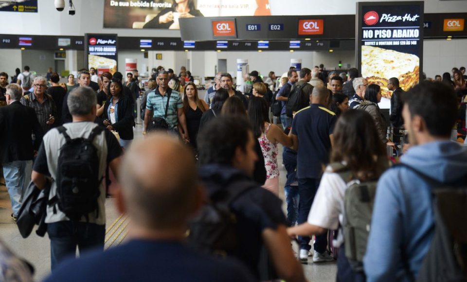 Rio de Janeiro - Aeroporto do Galeão apresenta fluxo intenso de passageiros no primeiro dia de transferências de voos do Santos Dumont.  (Foto: Tomaz Silva/Agência Brasil)