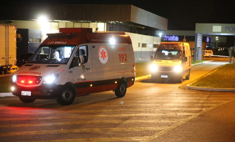 O Governo do Paraná recebe 14 pacientes com Covid-19, neste domingo (31), transferidos de Manaus (AM), Região Norte do País.  Apos o desembarque  no Aeroporto Internacional Afonso Pena, em São José dos Pinhais, eles serão encaminhados para tratamento no Hospital do Rocio, em Campo Largo.
31/01/2021 - Foto: Geraldo Bubniak/AEN