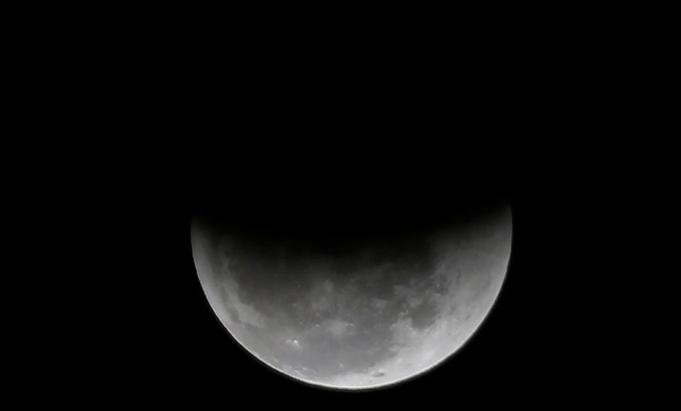 Eclipse parcial na lua em 2018, no céu do Rio de Janeiro — Foto: Marcos Serra Lima/G1