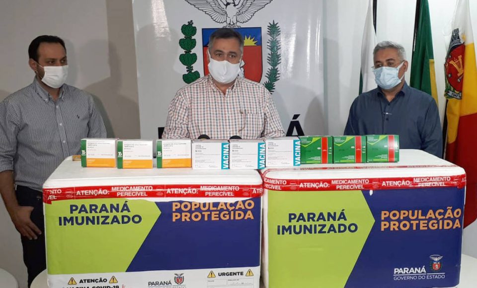 Força-tarefa acelera envio de vacinas e municípios já recebem imunizantes e medicamentos- O secretário de Estado da Saúde, Beto Preto, recebeu simbolicamente as vacinas em Maringá, que contempla os municípios da 15ª Regional de Saúde. A unidade recebeu 15.975 doses do imunizante.  -  Maringá, 23/04/2021  -  Foto: SESA