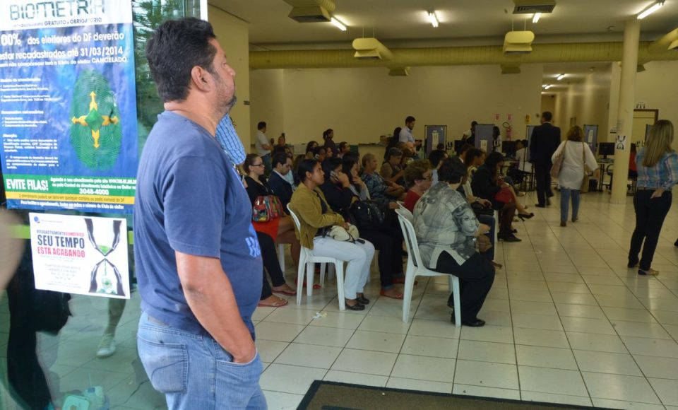 Brasília - Eleitores comparecem ao TRE para fazerem o recadastramento biométrico. No DF o prazo vai até segunda-feira (31). O eleitor que não se recadastrar terá o título cancelado (Marcello Casal Jr/Agência Brasil)