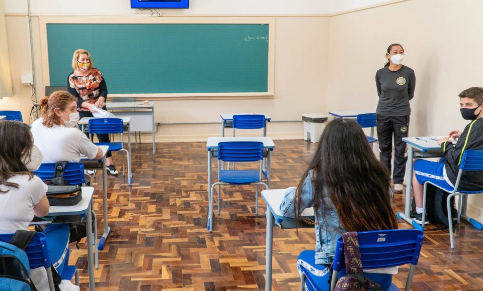 A Secretaria de Estado da Educação e do Esporte do Paraná (Seed-PR) publicou nesta sexta-feira (27) em Diário Oficial, o edital 51/2021, do Processo Seletivo Simplificado (PSS) para contratação de professores e professores pedagogos temporários.  -  Curitiba, 27/08/2021  -  Foto: Renato Prospero/SEED