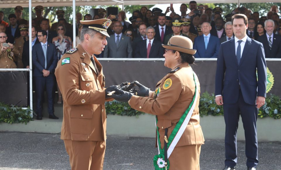 Governador Carlos Massa Ratinho Júnior participa da cerimônia de troca de comando da Polícia Militar do Paraná. O novo camandante-geral é o coronel Péricles de Matos. Ele substitui no cargo a coronel Audilene Dias Rocha.  -  Curitiba, 08/01/2019  -  Foto: Rodrigo Félix Leal