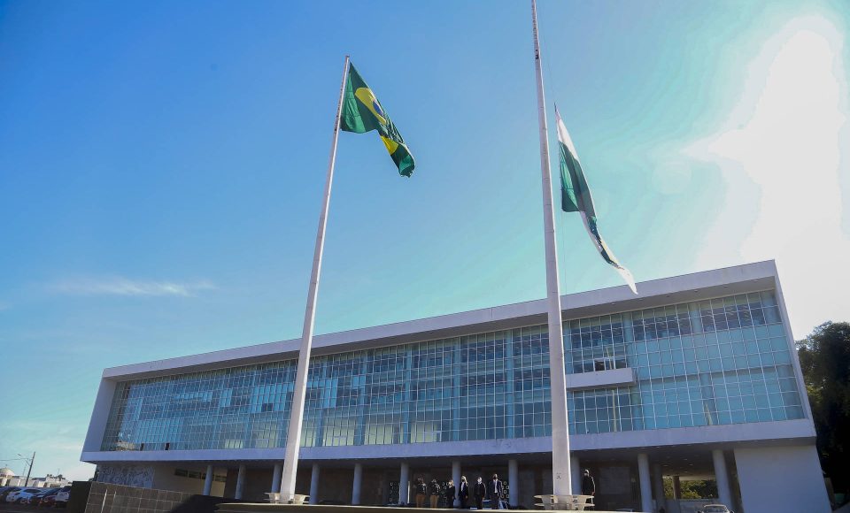 Bandeira meio mastro - Foto Gilson Abreu/AEN