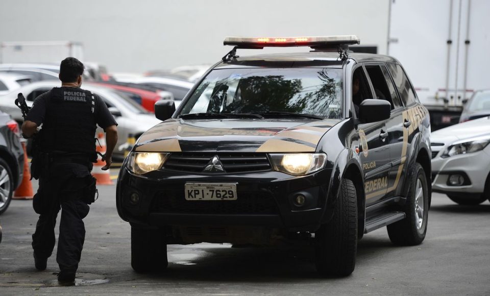Rio de Janeiro - A Polícia Federal e a Receita Federal deflagraram nesta manhã os trabalhos da 30ª fase da Operação Lava Jato, a operação Vício. Na foto carros da Polícia Federal chegam com malotes e computadores na sede da polícia, região portuária do Rio (Tânia Rêgo/Agência Brasil)