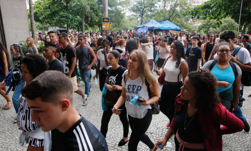 Estudantes fazem segundo dia de provas do ENEM, na UERJ