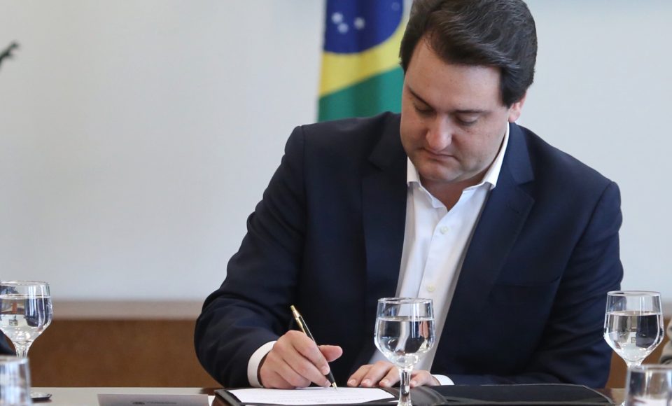 Governador Carlos Massa Ratinho Júnior, assina decreto que concede benefícios fiscais. Foto: José Fernando Ogura/ANPr - 06/05/2019