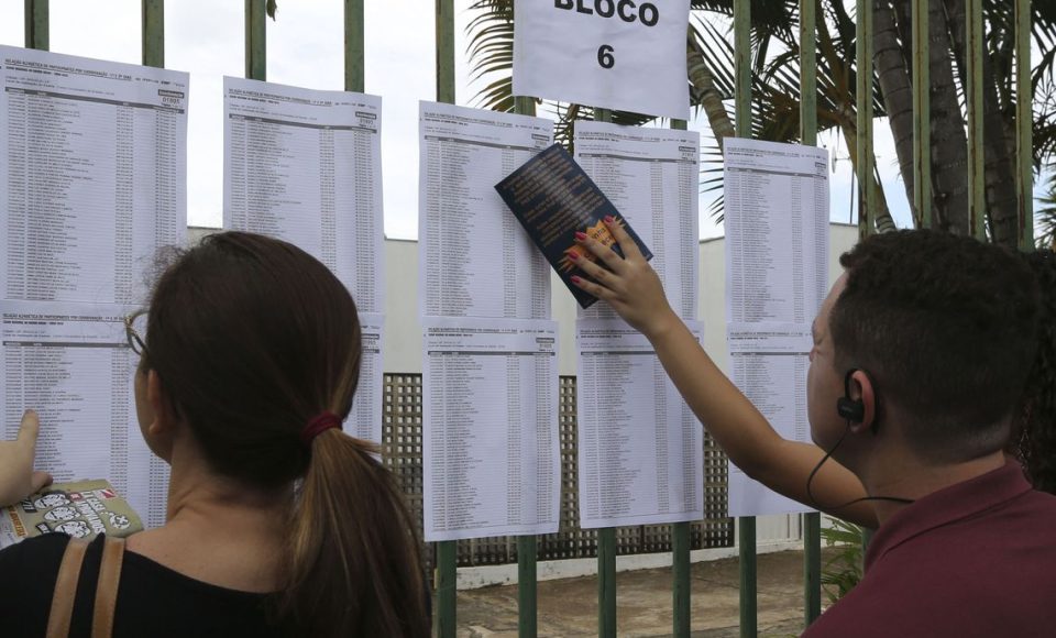 Candidatos aguardam abertura do portões do UniCEUB para o primeiro dia de provas do Enem 2018