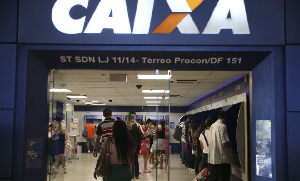Brasília - Brasileiros aproveitam o sábado para sacar o FGTS inativo durante a segunda etapa do liberação do FGTS nas agências da Caixa Econômica (José Cruz/Agência Brasil)